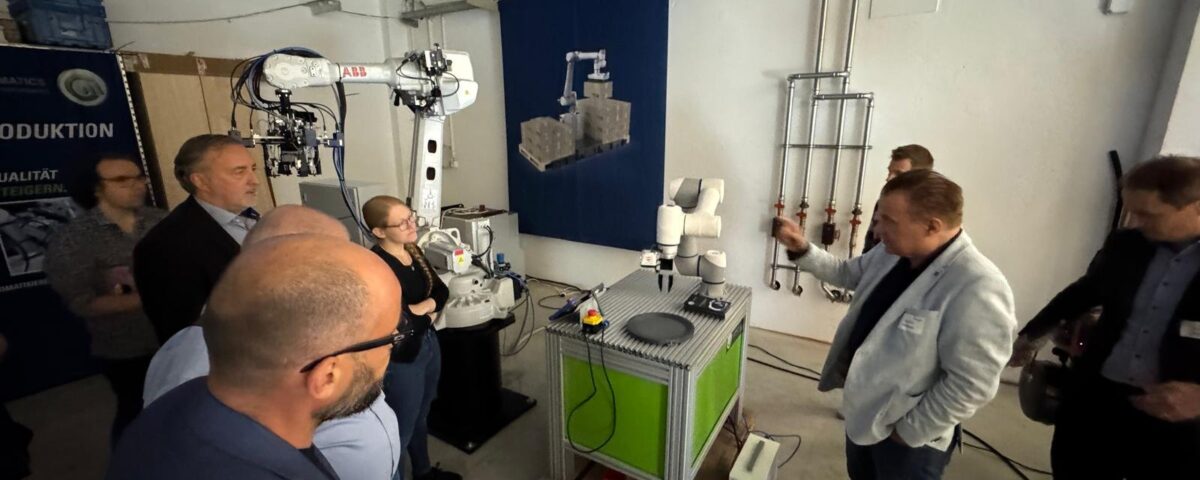 Cobot-Demonstrationszelle von Cobomatics beim Rundgang des Wirtschaftsstammtischs Chemnitz