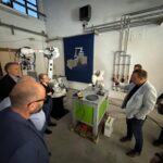 Cobot-Demonstrationszelle von Cobomatics beim Rundgang des Wirtschaftsstammtischs Chemnitz