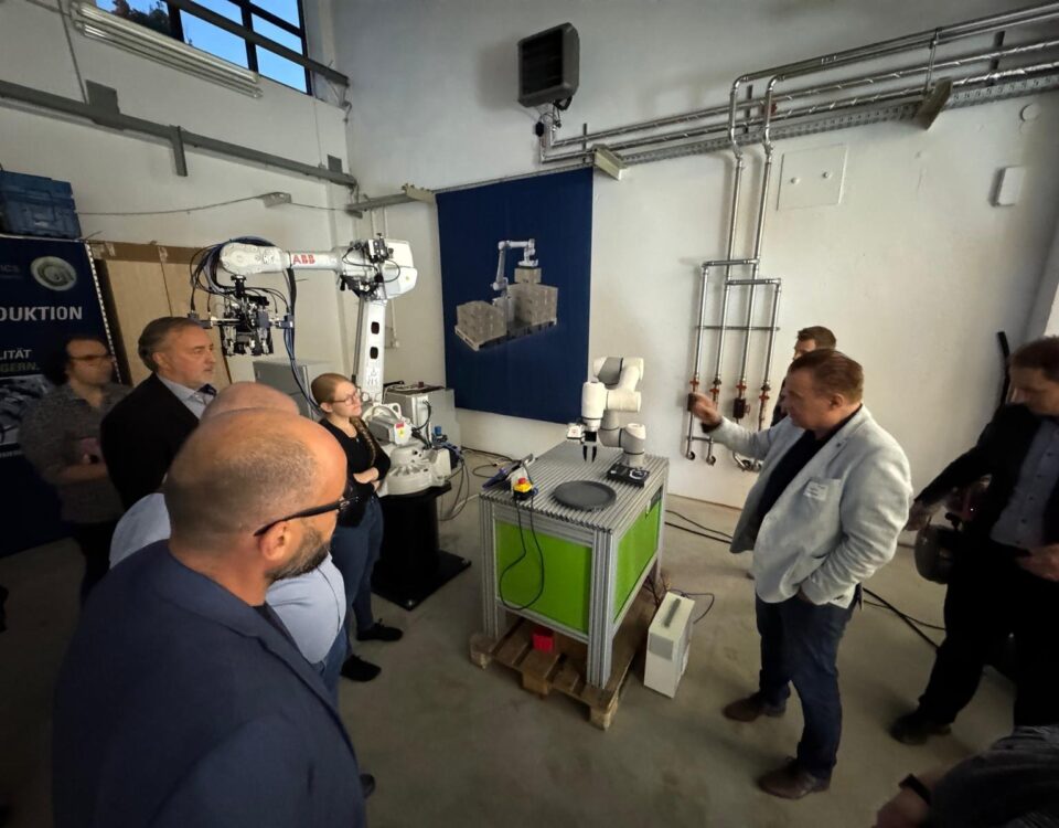 Cobot-Demonstrationszelle von Cobomatics beim Rundgang des Wirtschaftsstammtischs Chemnitz