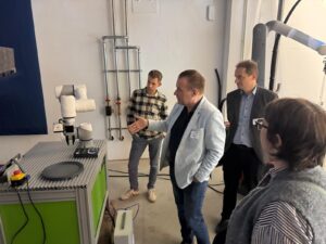 Live-Demonstration an der Cobot-Zelle von Cobomatics mit berührungsloser Sicherheitslösung